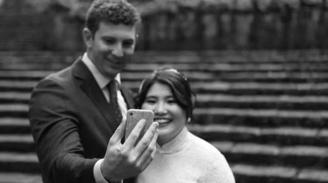 Jane在婚礼上和中国的父母视频  图片来源：Stuff