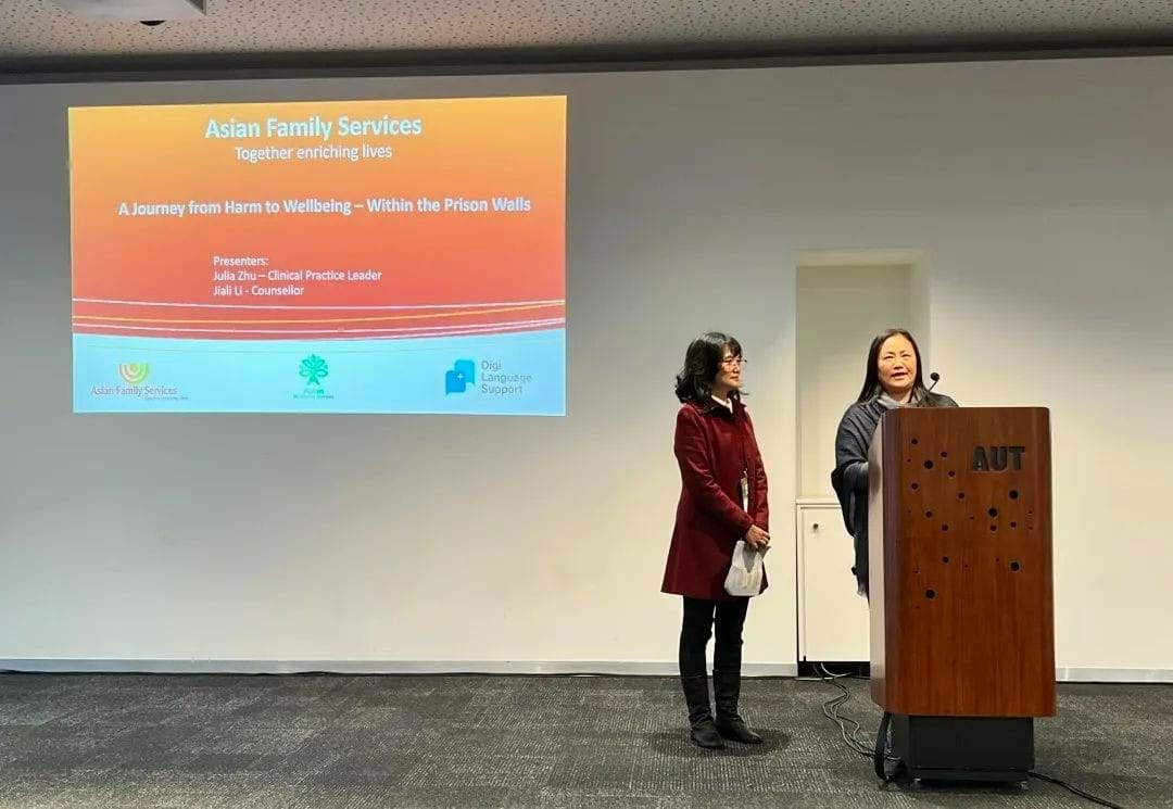 亚裔家庭服务中心服务主管Julia Zhu（右）与心理咨询师Jiali（左）分享在新西兰监狱针对亚裔囚犯提供的健康服务