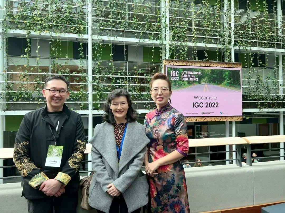 Maria Bellringer(中)与亚裔家庭服务中心全国总监Kelly Feng和副总监Ivan Yeo